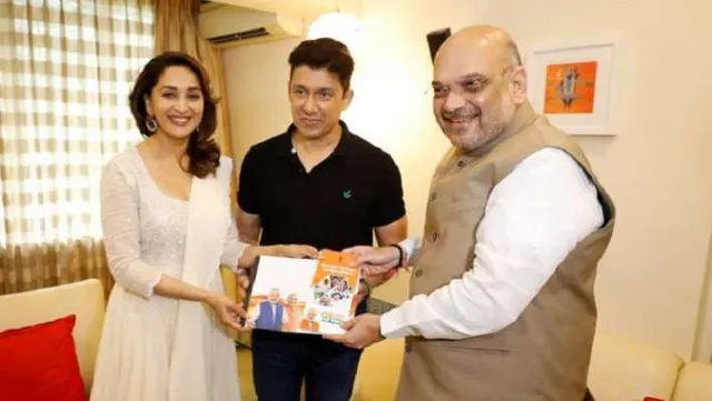 ‘ପଦ୍ମ’ ଧରି ଧକ୍ ଧକ୍ ଗାର୍ଲ ମାଧୁରୀ ଦୀକ୍ଷିତ ପୁଣେରୁ ଲୋକସଭା ନିର୍ବାଚନ ଲଢ଼ିପାରନ୍ତି