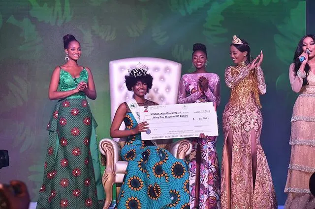 ମିସ୍‌ ଆଫ୍ରିକା-୨୦୧୮ ମୁକୁଟ ପିନ୍ଧିବାର ମାତ୍ର କିଛି ସେକେଣ୍ଡ୍‌ ଭିତରେ ମଞ୍ଚ ଉପରେ ଘଟିଲା ଅପ୍ରୀତିକର ଘଟଣା, କଙ୍ଗୋ ସୁନ୍ଦରୀଙ୍କ କେଶରେ ଲାଗିଲା ନିଆଁ