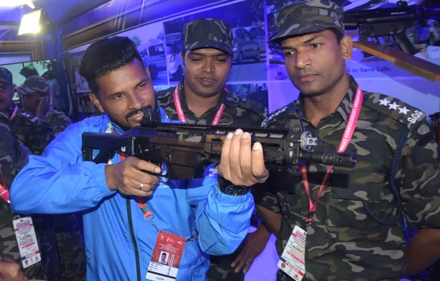 ମସ୍ତିରେ ମଜିଲେ, ବଂଧୁକ ଚଳାଇଲେ ଭାରତୀୟ