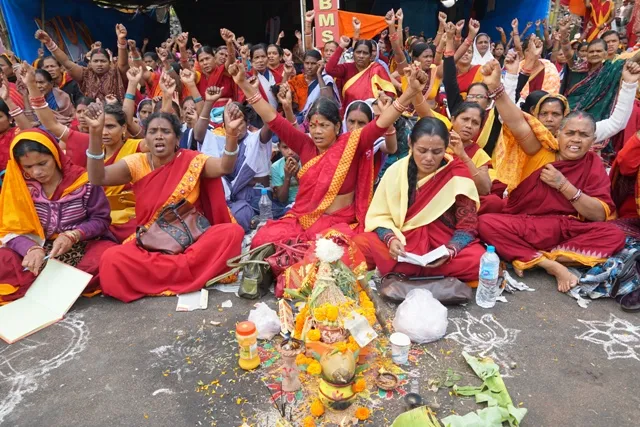 ବିଧାନସଭା ସମ୍ମୁଖରେ ଅଙ୍ଗନବାଡ଼ି କର୍ମୀଙ୍କ ମାଣବସା