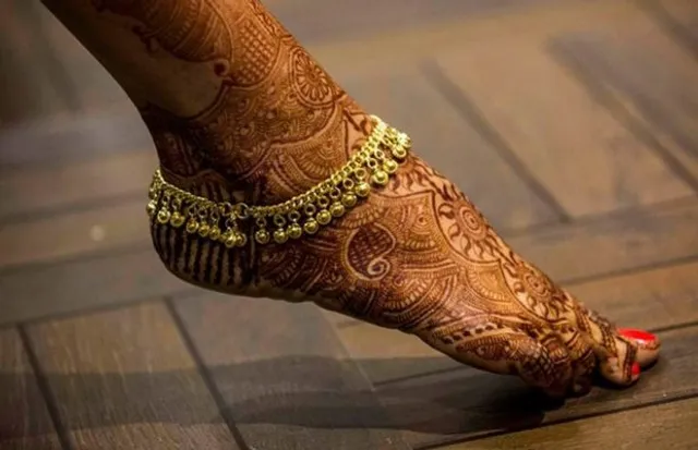 ଝିଅମାନଙ୍କୁ କେଶରେ ଫୁଲ, ପାଦରେ ପାଉଁଜି ମନା! ଆନମନା ହେଉଛନ୍ତି ପୁଅ