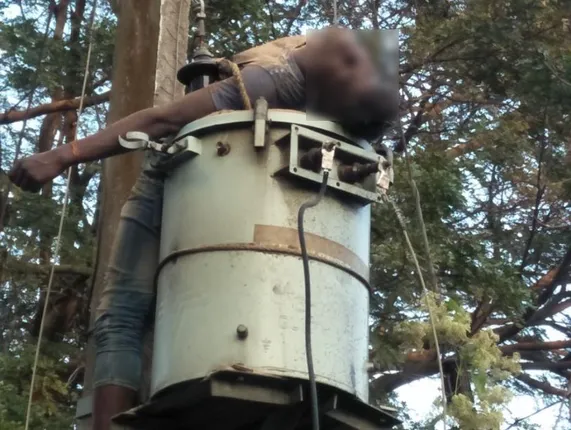 ବିଦ୍ୟୁତ ଖୁଣ୍ଟରେ ଚଢ଼ି ପାଣି ଟାଙ୍କିକୁ ବିଦ୍ୟୁତ ସଂଯୋଗ କରୁଥିଲା ବେଳେ ଜୀଅନ୍ତା ଜଳିଗଲେ ଯୁବକ