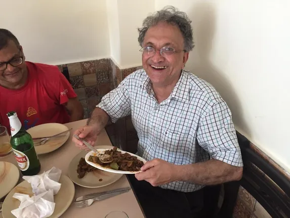 ବିଜେପି ଶାସିତ ଗୋଆରେ ଇତିହାସକାର ରାମଚନ୍ଦ୍ର ଗୁହା ଗୋମାଂସ ଖାଉଥିବାର ଫଟୋ ଟୁଇଟ୍ କଲେ; ଅାରମ୍ଭ ହେଲା ବିବାଦ