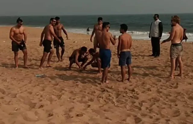 ପୁରୀ ବେଳାଭୂମିରେ ଫୁଟ୍‌ବଲ ଖେଳିଲେ ଭାରତୀୟ ହକି ଟିମ୍‌, ଜିଲ୍ଳାପାଳଙ୍କ ସହ କଲେ ମଧ୍ୟାହ୍ନ ଭୋଜନ