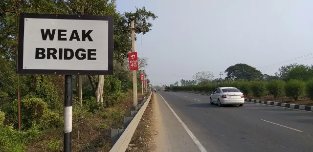 ଭୁତାଇଲା ଏନ୍ଏଚ୍ଏଆଇ : ବିପଦ ଫଳକ ମାରି କହୁଛି ପୋଲ ବିପଦମୁକ୍ତ