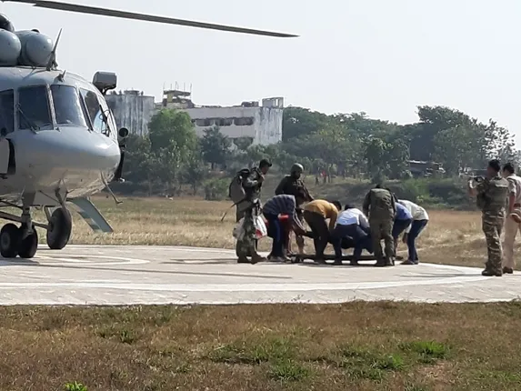 ଦୁର୍ଗମ ଅଞ୍ଚଳରେ ରାସ୍ତା ନାହିଁ : ହେଲିକପ୍ଟରରେ ଗୁରୁତର ଯବାନଙ୍କୁ ଅଣାଗଲା