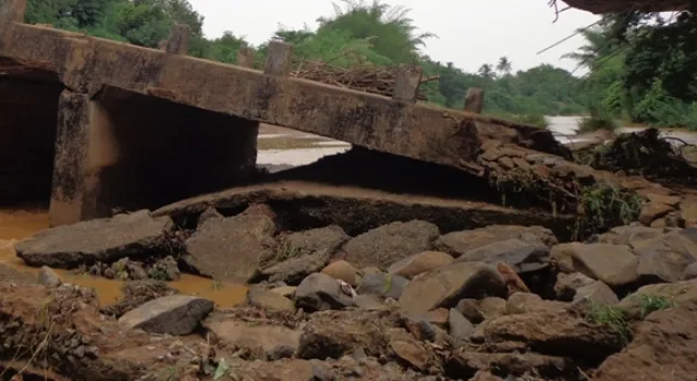 ବର୍ଷାରେ ଭୁଶୁଡ଼ିଲା ପୋଲ: ବ୍ରହ୍ମପୁରକୁ ଯୋଗାଯୋଗ ଠପ୍