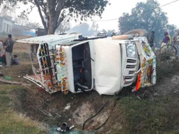 ଭାରସାମ୍ୟ ହରାଇ ଓଲଟି ପଡିଲା ପିକ୍‌ଅପ୍‌ ଭ୍ୟାନ୍‌, ୭ଯାତ୍ରୀ ଆହତ, ୪ ଗୁରୁତର