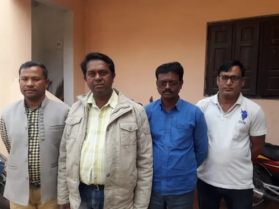 ରାସ୍ତାରେ କାଠଗଣ୍ଡି ପକାଇ ଲୁଟ୍