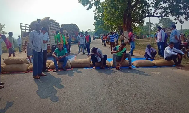 ସମ୍ବଲପୁର: ନାକଟିଦେଉଳରେ ଚାଷୀ ଆନ୍ଦୋଳନ, ଜାତୀୟ ରାଜପଥ ଅବରୋଧ, ଯାନବାହାନ ଚଳାଚଳ ବାଧାପ୍ରାପ୍ତ