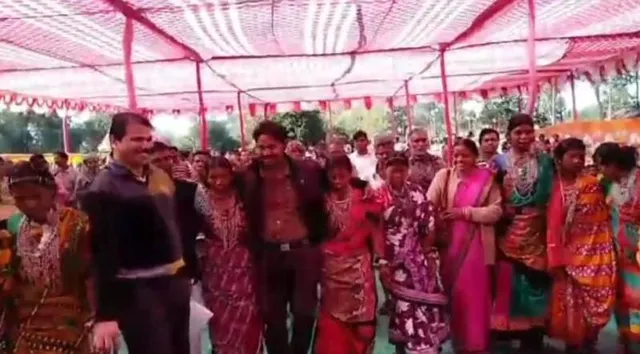 କନ୍ଧମାଳ: କୁଟିଆ ଝିଅଙ୍କ କାନ୍ଧରେ ହାତ ପକାଇ ନାଚିଲେ ବିଡ଼ିଓ, ଭିଡ଼ିଓ ଭାଇରାଲ ପରେ ଆପତ୍ତି ଉଠାଇଲେ ପୂର୍ବତନ ବିଧାୟକ