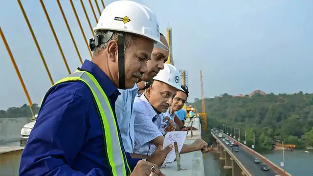 ଘରୁ ବାହାରି ଦୁଇଟି ନିର୍ମାଣାଧୀନ ସେତୁ ଯାଞ୍ଚ କଲେ ଅସୁସ୍ଥ ମନୋହର ପାରିକର