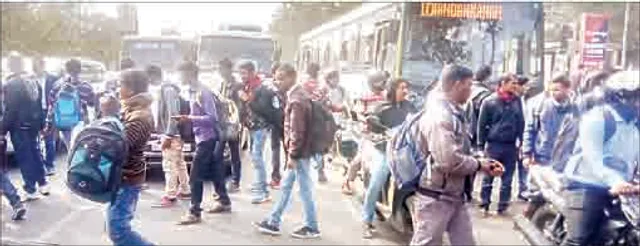 ବିନା ସୂଚନାରେ ପରୀକ୍ଷା ବାତିଲ୍‌, ଛାତ୍ରଛାତ୍ରୀଙ୍କ ରାସ୍ତା ଅବରୋଧ