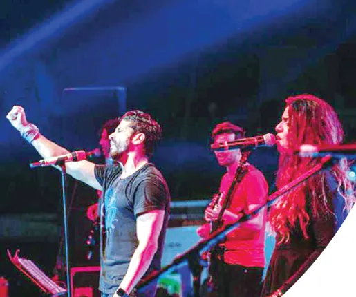 ଫରହାନ୍‌ଙ୍କ ସହ ଝୁମିଲେ