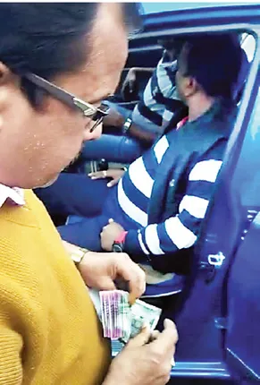 ଭିଜିଲାନ୍ସ ଜାଲରେ ଥାନା ଅଧିକାରୀ, ବିପୁଳ ଟଙ୍କା ସହ ଧରାପଡ଼ିଲେ