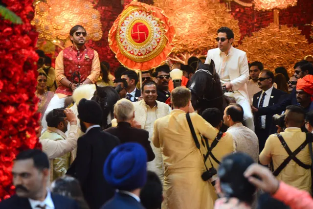 ଈଶା ଅମ୍ବାନୀଙ୍କ ବିବାହ ଉତ୍ସବର ନିଆରା ଦୃଶ୍ୟ; କାର୍‌ରେ ବର, ଘୋଡ଼ି ଚଢ଼ିଲେ କନ୍ୟାଙ୍କ ଦୁଇ ଭାଇ