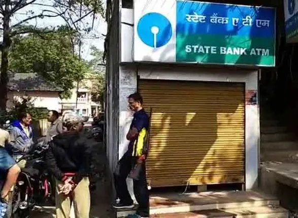 ଭଦ୍ରକ: ଏସ୍‌ପି ଅଫିସ୍‌କୁ ଲାଗି ଥିବା ଏସ୍‌ବିଆଇ ଏଟିଏମ୍‌କୁ ଭାଙ୍ଗିଲେ ଓ ପାଖ ଦୋକନାରୁ ୩୦ ହଜାର ଲୁଟି ନେଲେ ଦୁର୍ବୃତ୍ତ