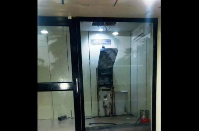 ଏଟିଏମ୍‌ ସିସି କ୍ୟାମେରା ଭାଙ୍ଗି ଲୁଟ୍‌ ଉଦ୍ୟମ, ବନ୍ଧୁକ ଦେଖାଇ ଖସିଗଲା ଦୁର୍ବୃତ୍ତ