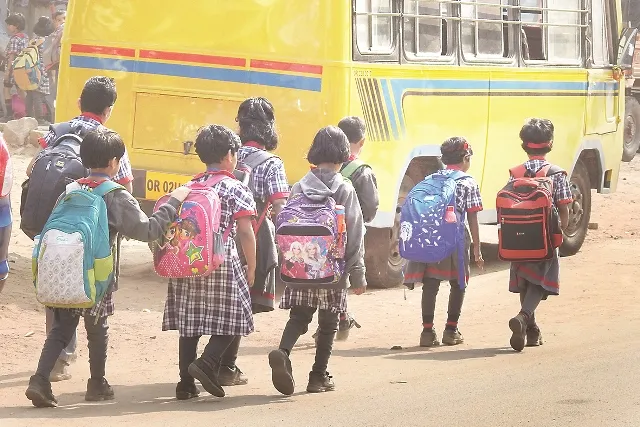 କଅଁଳଙ୍କ କାନ୍ଧରେ ସ୍କୁଲ ବ୍ୟାଗ୍‌ : ଓଜନ ମାପିବ କିଏ?