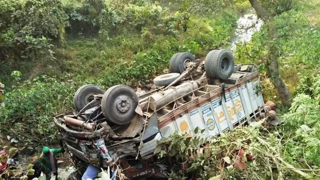 ବାରିପଦା: ୩୦ ଫୁଟ୍‌ ତଳକୁ ଖସିପଡ଼ିଲା ଗ୍ୟାସ ଟାଙ୍କିି ବୋଝେଇ ଟ୍ରକ