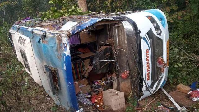 ବୌଦ୍ଧ: ବସ ଓଲଟି ଜଣେ ମୃତ, ୩୦ ଆହତ