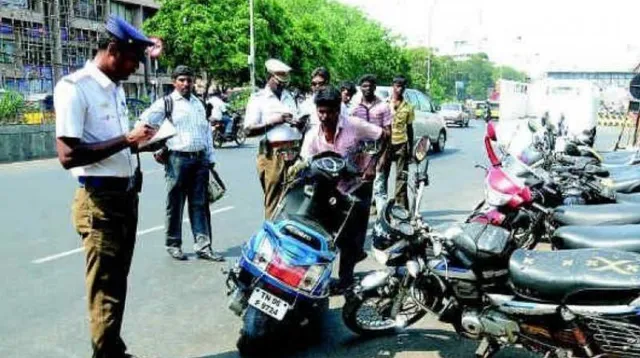 ଜାଣନ୍ତୁ କ’ଣ ପାଇଁ ଟ୍ରାଫିକ୍‌ ପୁଲିସ ଷ୍ଟେସନ ଭିତରକୁ ଯାଇ ସବ୍‌ଇନ୍‌ସପେକ୍ଟରଙ୍କୁ କିଛି ଭଲ ପୋଷାକ ଦେଖାଅ ବୋଲି କହିଲେ ମହିଳା?