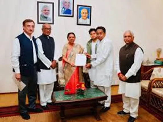 ମଧ୍ୟପ୍ରଦେଶ :ସରକାର ଗଠନ ଲାଗି ରାଜ୍ୟପାଳଙ୍କୁ ଭେଟିଲା କଂଗ୍ରେସ