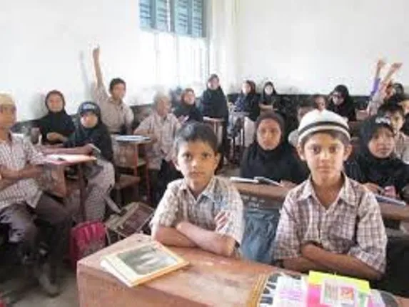 ପିଲାଙ୍କୁ ‘ନମସ୍ତେ’ ବଦଳରେ ଉର୍ଦ୍ଦୁ ଶିକ୍ଷକ ‘ସଲାମ୍‌ ୱାଲେକୁମ୍‌’ କହିବାକୁ ଚାପ ଦେଉଛନ୍ତି