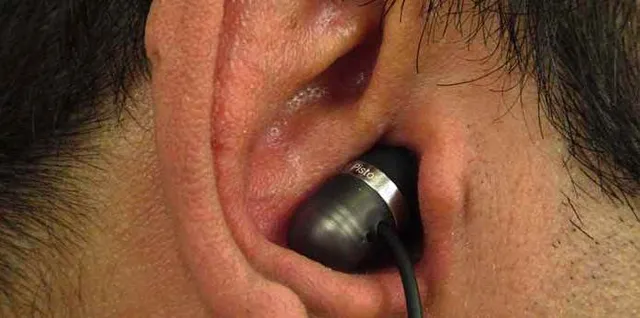 ଶୋଇବା ବେଳେ କାନରେ ଇଅରଫୋନ୍‌ ଲଗାଇବା କ୍ଷତିକାରକ  , ଜାଣନ୍ତୁ ଏହା କିପରି କ୍ଷତି କରିଥାଏ