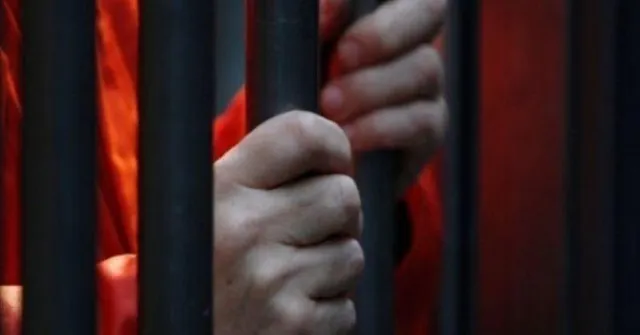 ଜେଲ୍‌ରୁ ଖସି ପଳାଇବା ପାଇଁ ଚେଷ୍ଟା କରୁଥିବା ବେଳେ ରାସ୍ତାରେ ଜଣେ ଯୁବକଙ୍କୁ ଲିଫ୍ଟ ମାଗିଲା, ପରେ ଯୁବକଙ୍କ ପରିଚୟ ଜାଣି ମୁଣ୍ଡରେ ହାତ ଦେଲା ଅଭିଯୁକ୍ତ