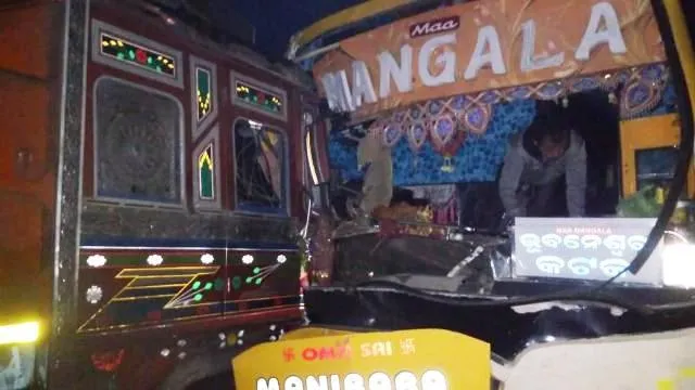 ଖୁଣ୍ଟୁଣୀ: ବସ-ଟ୍ରକ ମୁହାଁମୁହିଁ ଧକ୍କା, ୮ ଗୁରୁତର