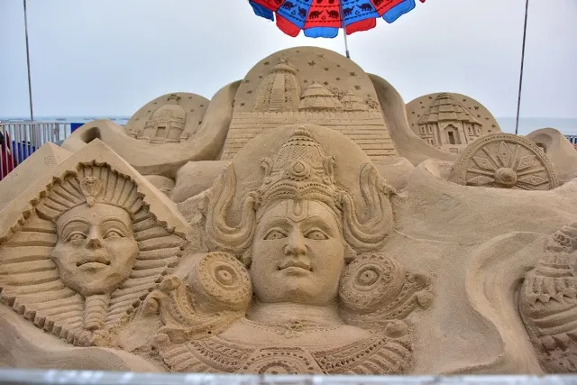 କୋଣାର୍କ ମହୋତ୍ସବ ଉପଲକ୍ଷେ ଚନ୍ଦ୍ରଭାଗାର ସ୍ବର୍ଣ୍ଣାଭ ବେଳାଭୂମିରେ ଆୟୋଜିତ ଆର୍ନ୍ତଜାତୀୟ ବାଲୁକା କଳା ପ୍ରଦର୍ଶନୀ