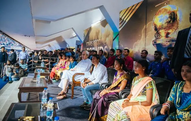 ଆତ୍ମସର୍ମପଣ କରିଥିବା ନକ୍ସଲଙ୍କ ସାଥୀରେ ବସି ନବୀନ ଦେଖିଲେ ହକି ମ୍ୟାଚ୍!