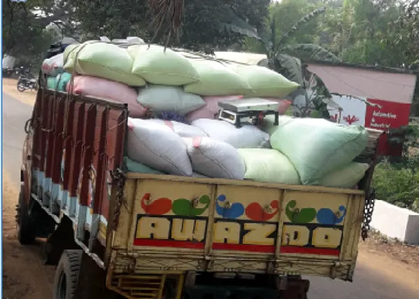 ଧାନମଣ୍ଡିରେ ଅବ୍ୟବସ୍ଥା:ଟାୟାର ଜାଳି ଚାଷୀଙ୍କ ବିକ୍ଷୋଭ ପ୍ରଦର୍ଶନ