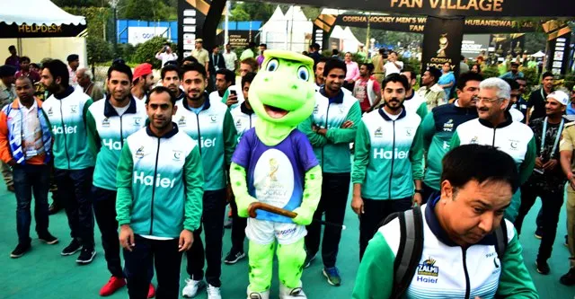 ଫ୍ୟାନ୍‌ ଭିଲେଜ୍‌ : ପୁଲିସ ଷ୍ଟଲ୍‌ରେ ପାକିସ୍ତାନ ଟିମ୍‌