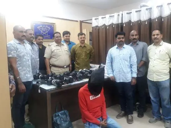 ପ୍ରେମିକାକୁ ଦାମୀ ଉପହାର ଦେବାର ନିଶା ଚୋର ସଜାଇଲା; ଟଙ୍କା ପାଇଁ ଯୁବକ ଚୋରାଉଥିଲେ ଲକ୍ଷ ଲକ୍ଷ ଟଙ୍କାର କ୍ୟାମେରା