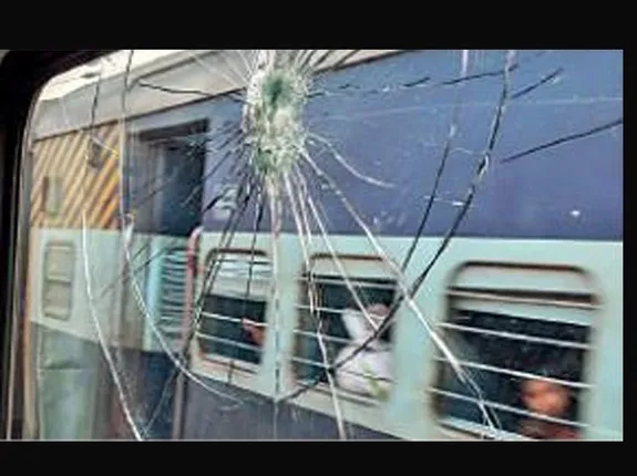 ବିଳମ୍ବରେ ଚାଲୁଥିବା ଯୋଗୁଁ ଟ୍ରେନ ଉପରକୁ ପଥର ମାଡ଼ କଲେ ଯାତ୍ରୀ