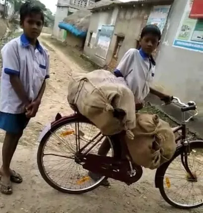 ମଧ୍ୟାହ୍ନ ଭୋଜନ ରେ‌ାଷେଇ ପାଇଁ ଛାତ୍ର ବୋହୁଛନ୍ତି ଘସି, କାଠ