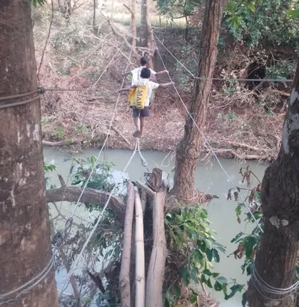 ଜୀବନକୁ ବାଜି ଲଗାଇ ଝୁଲା ତାରରେ ପ୍ରତିଦିନ ନଦୀ ପାର୍‌ ହେଉଛନ୍ତି ୫ ଶହ ପରିବାର