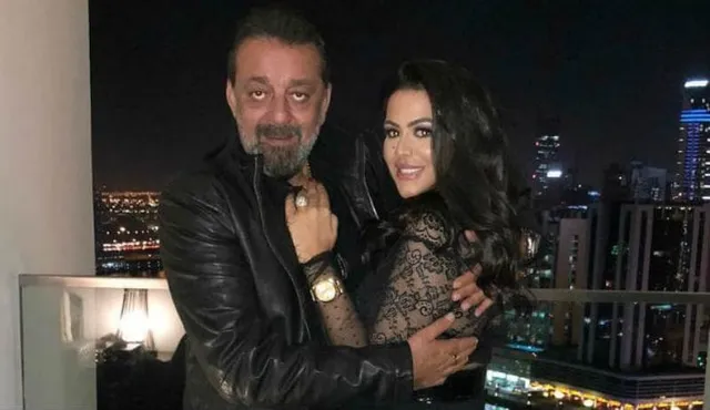 ‘ମୁଁ ବଲିଉଡ୍‌ ଅଭିନେତ୍ରୀ ହେବା ପାଇଁ ଚାହୁଁଛି’ ବୋଲି କହିଲେ ସଞ୍ଜୟ ତନୟା, ଖୁସି ହେବା ପରିବର୍ତ୍ତେ ଏଭଳି ପ୍ରତିକ୍ରିୟା ରଖିଲେ ସଞ୍ଜୁ ବାବା