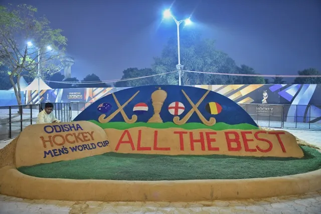 ଓଡ଼ିଶା ହକି ବିଶ୍ବକପ୍‌ର ୪ ସେମ‌ିଫାଇନାଲିଷ୍ଟଙ୍କୁ କଳିଙ୍ଗ ଷ୍ଟାଡିୟମ୍‌ରେ ବାଲୁକା କଳାରେ ଶଭେଚ୍ଛା ଜଣାଉଛନ୍ତି ବିଶ୍ବବିଖ୍ୟାତ ଶିଳ୍ପୀ ତଥା ଓଡ଼ିଶା ଲଳିତ କଳା ଏକା‌ଡେମୀର ସଭାପତି ସୁଦର୍ଶନ ପଟ୍ଟନାୟକ।