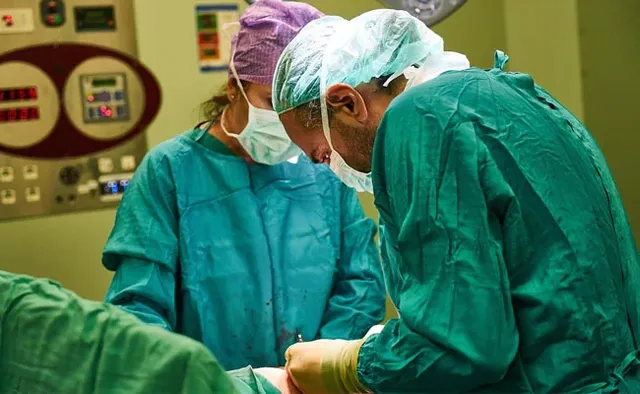 ଯୁବକର ପିଠିରେ ପଶିଲା ଲୁହାଛଡ , ଜାଣନ୍ତୁ କିପରି ତାର ଜୀବନ ରକ୍ଷା କଲେ ଡାକ୍ତର