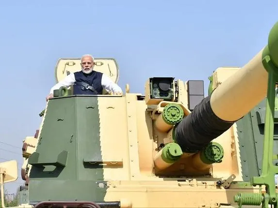 ଲଢ଼େଇ ମୁଦ୍ରାରେ ପ୍ରଧାନମନ୍ତ୍ରୀ ମୋଦି !  କେ-୯ ବ୍ରଜ ହୋଇଜର୍‌ ଯୁଦ୍ଧ ଟ୍ୟାଙ୍କ ଚଢ଼ି ବୁଲିବା ସହ ଏହାର ଉଦଘାଟନ କଲେ