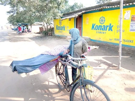 ମିଳିଲାନି କାନ୍ଧ : ମା’ର ଶବକୁ ସାଇକେଲରେ ବୋହିଲା ନାବାଳକ