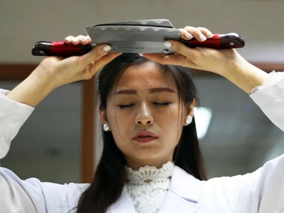 ଛୁରି ସହାୟତାରେ ମସାଜ୍‌ କରୁଛନ୍ତି ମହିଳା!