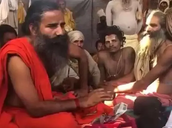 କୁମ୍ଭ ମେଳାରେ ବିଭିନ୍ନ ଶିବିର ବୁଲି ନାଗାବାବାମାନଙ୍କୁ ଗଞ୍ଜେଇ ଦାନ ମାଗୁଛନ୍ତି ବାବା ରାମଦେବ