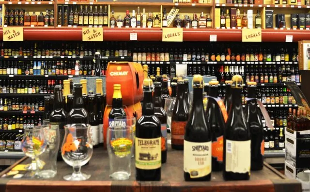 ଏପଟେ ନିଆଁ ଜଳୁଥିଲା, ସେପଟେ ମଦ ଲୁଟୁଥିଲେ ଲୁଟେରା