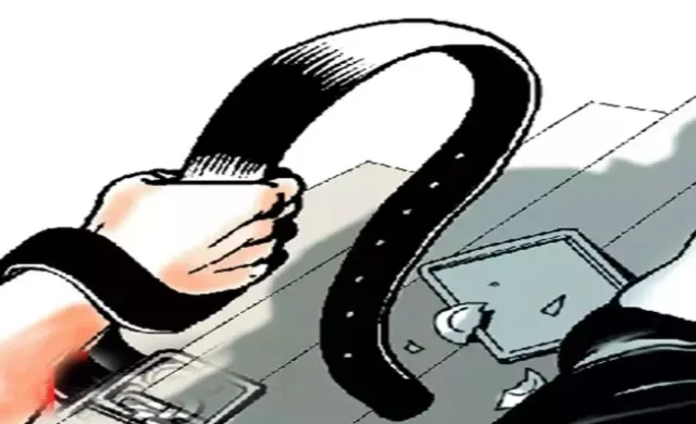 ରାସ୍ତା ଉପରେ ଯୁବତୀଙ୍କୁ ମାଡ଼