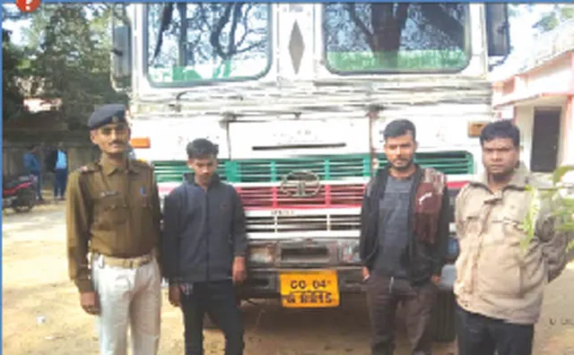 ଲକ୍ଷାଧିକ ଟଙ୍କାର ଚୋରା କାଠ ସହ ଟ୍ରକ୍‌ ଜବତ