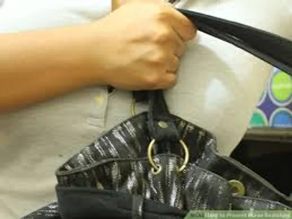 ଯୁବତୀଙ୍କ ଭ୍ୟାନିଟି ବ୍ୟାଗ୍‌ ଝାମ୍ପି‌ନେଲେ